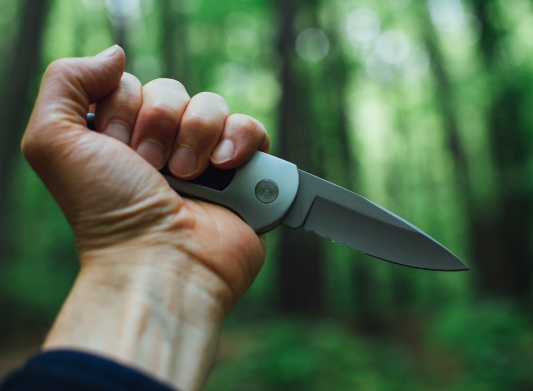 Hand with knife markus-spiske-RUe01V7ECGI-unsplash (1)