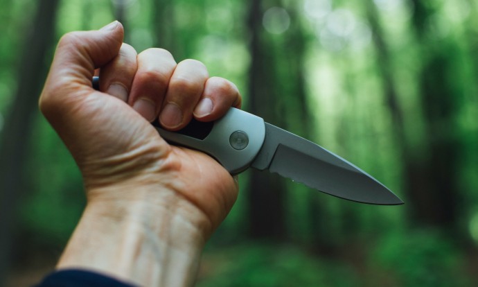 Hand with knife markus-spiske-RUe01V7ECGI-unsplash (1)